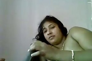 Desi Indiske bhabhi at tale, mens du holder en pik i hendes mund porno videoer online slave