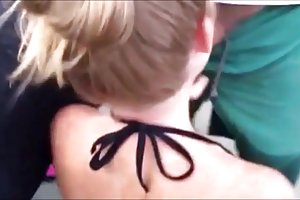 Dag hot kone på stranden! se porno video i fly