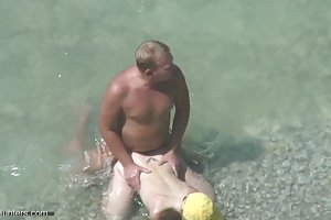 Par på stranden, besøgte med et skjult kamera se film online porno malkning