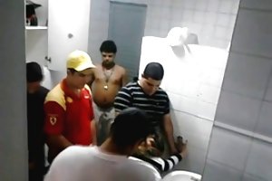 Fyre knepper en pige i pub toilet Gangbang! unge med modne porno online