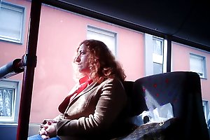 Offentlig Onani i bus og tog porno med gamle kvinder og mænd