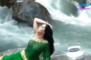 Desi pige i våd gennemsigtig saree viser Bryster..hot show se porno videoer i brusebad