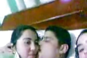 Arabisk mand kys to Arabisk (Ægyptisk) pige i sengen hjemmelavet porno big cock