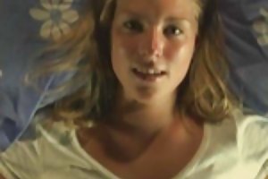 Lille blonde spiller med sig selv på sengen hjemmelavet porno piger pics