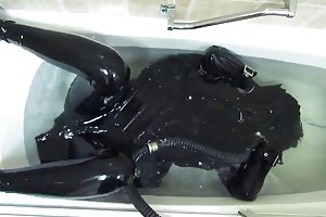 Gummi pige i bad. download super porno