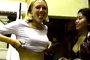 Blonde cutie viser hendes Boobs se porno videoer perverterer