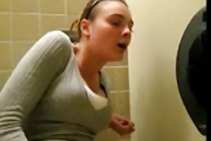 Håndjob på et offentligt toilet, se video porno bundet