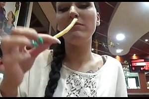 Offentlige cum spise smukke russiske kvinder porno
