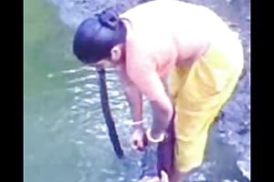 Bangla desi landsby badning i det offentlige realistisk porno spil