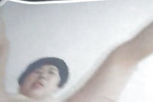 Man masturbating over foto af Fru PAT Wong hjemmelavet porno gangbang