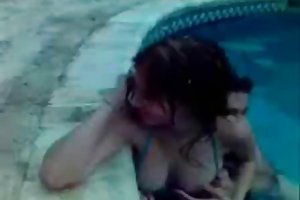 Pige famlede i baggård swimmingpool porno med venners mødre video