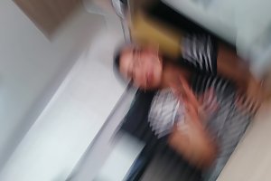 Vendedora de DA BTA med en ven for at se porno videoer