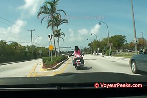 Kylling på cykel - kort nederdel, ingen trusser? hjemmelavet porno på kamera