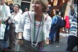 Mardi Gras flasher anmoder politiet tilladelse porno med modne kvinder