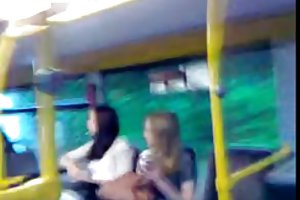 Pik flash med ender før 2 piger i en bus video porno bedøvet online