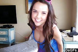 Ung pige sender ham en stor gave at finde og se porno videoer