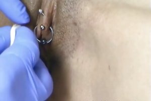 Vandret piercing af hætten af klitoris se porno med unge