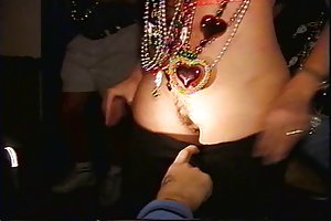 Mardi Gras flasher give en lap dans porno videoer smukke kvinder