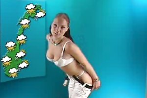 Smukke pige Stripping på Cam for at se porno film i office