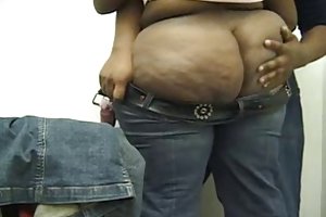 Smuk sort røv at få hjælp til at pynte på hendes jeans. porno på nettet voyeurisme
