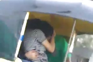 Desi kissing i auto-rickshaw xxx giga porno på nettet