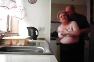 Bedstemor og bedstefar fucking i køkkenet se online russisk porno forført