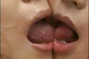 Asian Lesbiske kissing online porno byttede koner, russisk