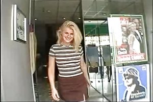 Ansigts-og offentlige walking se porno lille russisk pige